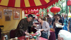 【2】展示中国茶艺，给大家品尝中国茶；大使馆书法大师在展示中国书法；