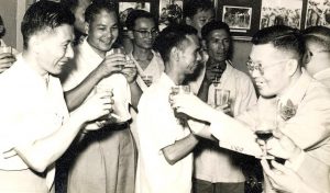1958年9月，香港文汇报举办创刊十周年庆祝酒会。图中右一香港文汇社长李子诵先生