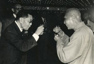 1978年9月5日﹐香港文汇报举行创刊三十周年庆祝酒会。 邓肇坚爵士（右）与香港文汇社社长李子诵（左）。