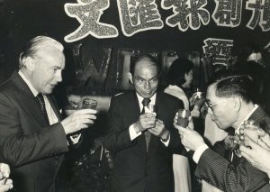 1978年9月5日，香港文汇报举行创刊三十周年庆祝酒会。 香港汇丰银行董事长沈弼(左一)、香港地产商会会长霍英东(中)与香港文汇报社长李子诵（右一）。