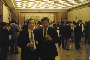 【8】邓先生（左）1994年前往英国参加欧华联会第三届年会,与中国驻英国大使合影。