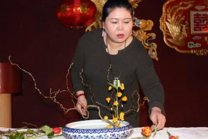 中国著名插花艺术家姜波现场表演了中国传统插花艺术