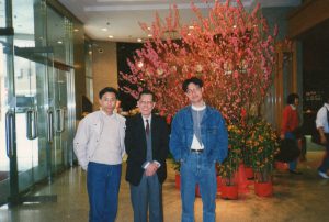 笔者张卓辉(左),与姑丈公,香港文汇报前董事长、社长李子诵(中),表弟于1989年新年期间在香港跑马地邻近亚洲酒店大堂合影留念_