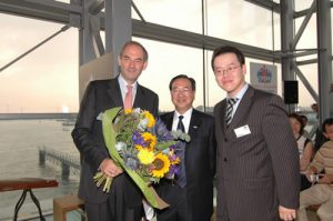 荷兰华人参政基金会杨华根主席(中)与荷京阿姆斯特丹市长科亨(左)合影